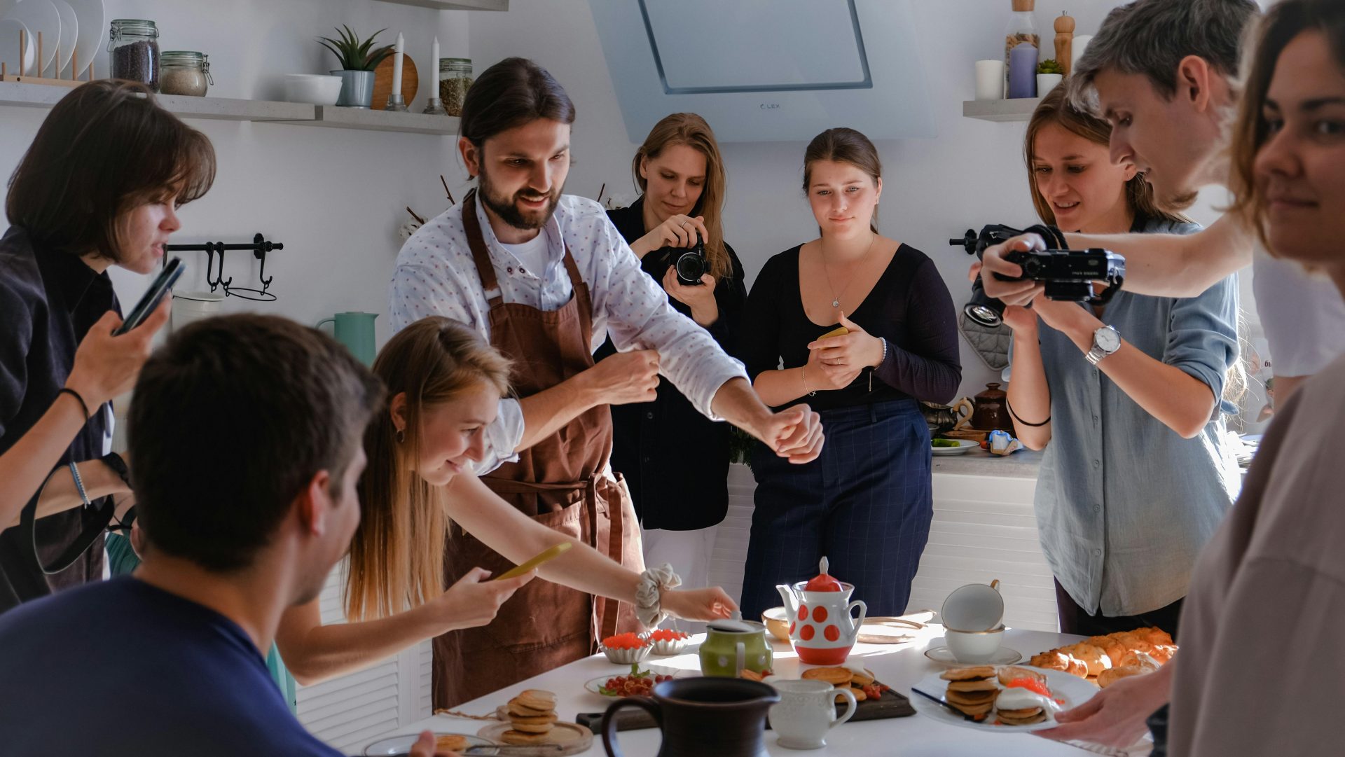 Personas alrededor de una mesa con comida