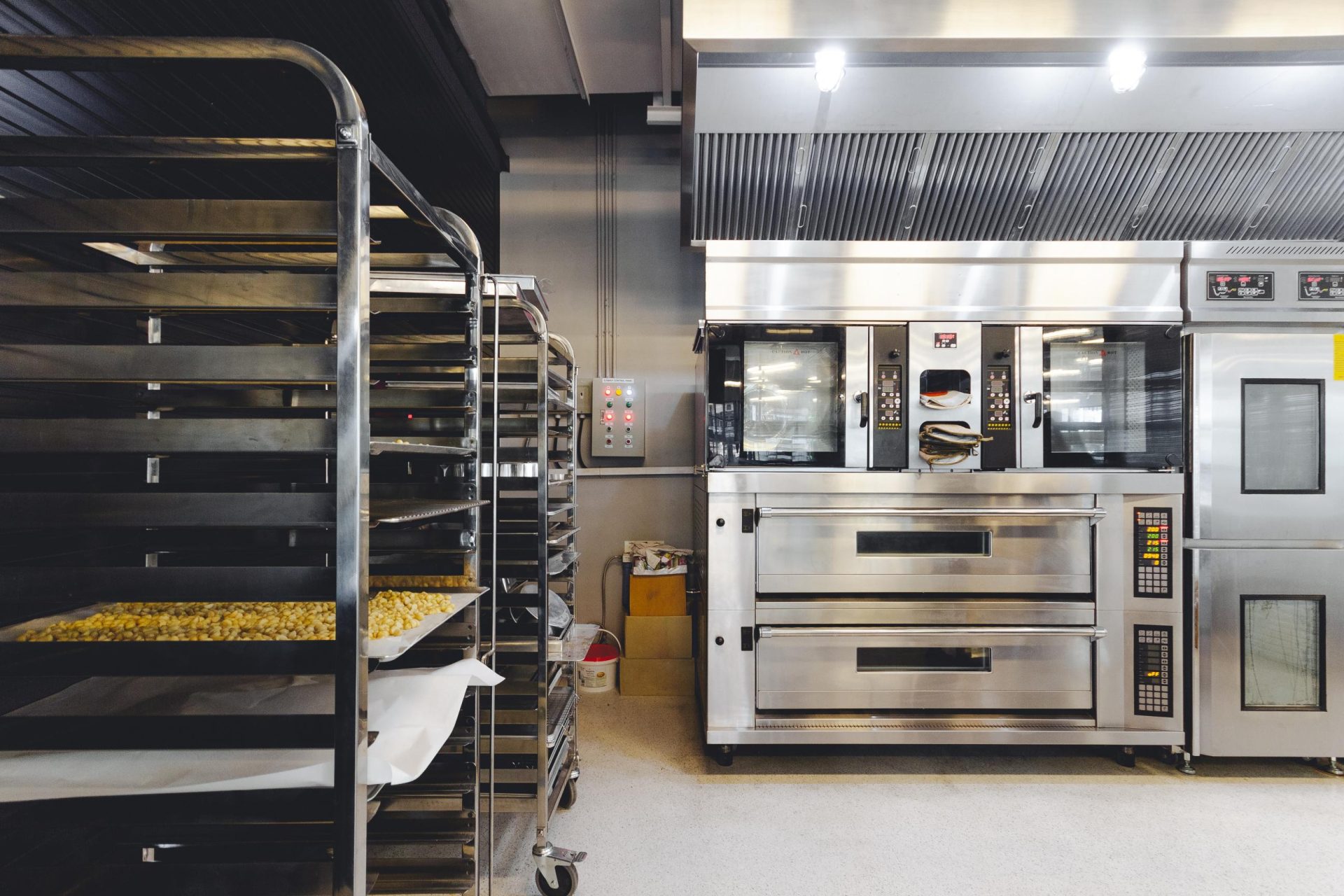 Cocina industrial con hornos